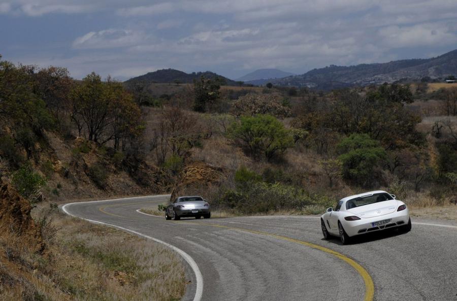  Mercedes-Benz SLS AMG White 2011 года  (фото 11 из 29)